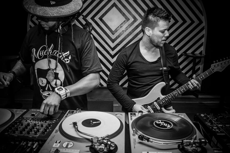 DJ Claytão comandará as pick ups e Thiago ficará na guitarra (Foto: Reprodução)